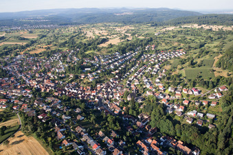 Ortsansicht der Straßen und Häuser der Wohngebiete im Ortsteil Grünwettersbach in Karlsruhe im Bundesland Baden-Württemberg, Deutschland