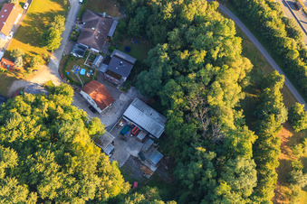 Hohenwettersbacherstraße 38 , "offene Jugendwerkstatt Karlsruhe" am Steinbruch im Ortsteil Grünwettersbach im Bundesland Baden-Württemberg, Deutschland von einer Drohne aus