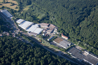 Industriegebiet im Albtal Spinnerei in Ettlingen im Bundesland Baden-Württemberg, Deutschland aus der Luft