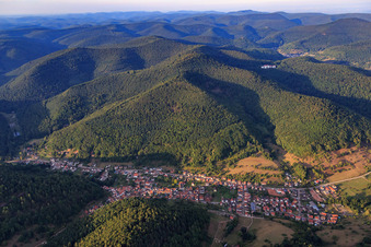 Luftbild von Dorfansicht im Tal des Pfälzerwalds in Eußerthal im Bundesland Rheinland-Pfalz, Deutschland