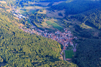 Dorfansicht im Tal des Pfälzerwalds im Ortsteil Gräfenhausen in Annweiler am Trifels im Bundesland Rheinland-Pfalz, Deutschland