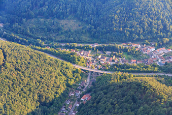 Brücke der B48 über die Schulstr in Rinnthal im Bundesland Rheinland-Pfalz, Deutschland