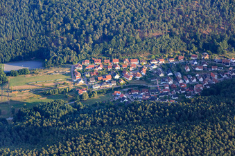 Dorfansicht im Tal des Pfälzerwalds aus Norden in Spirkelbach im Bundesland Rheinland-Pfalz, Deutschland
