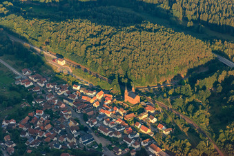 Queichtal-Bahnlinie mit Kirche Wilgartswiesen im Abendlicht im Bundesland Rheinland-Pfalz, Deutschland