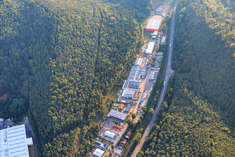 Industriegebiet Alte Bundestraße mit Schlosserei Schumacher GmbH & Co. KG. Gundermann GmbH und Schuh Marke Gmbh & Co. Kg in Hauenstein im Bundesland Rheinland-Pfalz, Deutschland