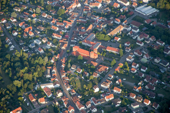 Kirchengebäude der Christkönigskirche im Altstadt- Zentrum der Innenstadt in Hauenstein im Bundesland Rheinland-Pfalz, Deutschland