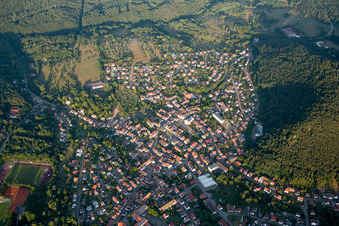 Dorf - Ansicht am Rande von landwirtschaftlichen Feldern und Nutzflächen in Hauenstein im Bundesland Rheinland-Pfalz, Deutschland