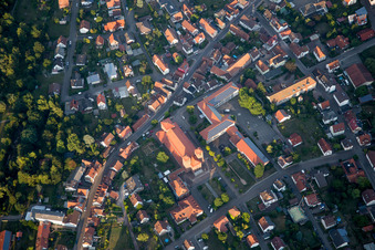 Luftbild von Kirchengebäude der Christkönigskirche im Altstadt- Zentrum der Innenstadt in Hauenstein im Bundesland Rheinland-Pfalz, Deutschland
