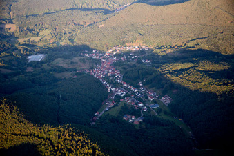 Schwanheim von Westen im Bundesland Rheinland-Pfalz, Deutschland