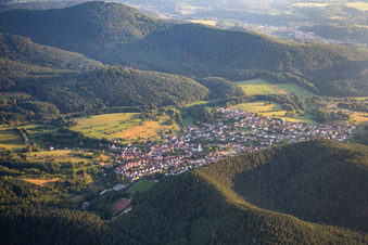 Busenberg von Nordosten im Bundesland Rheinland-Pfalz, Deutschland