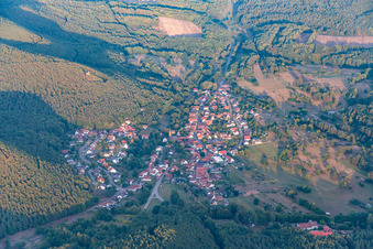 Drohnenaufname von Birkenhördt im Bundesland Rheinland-Pfalz, Deutschland