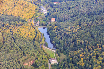 Hotel Pfälzer Wald an der Kurtalstraße und Schwanenweiher in Bad Bergzabern im Bundesland Rheinland-Pfalz, Deutschland