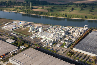 Luftbild von Gebäude und Produktionsanlagen auf dem Werksgelände des Chemieproduzenten Grace GmbH am Rheinufer in Worms im Bundesland Rheinland-Pfalz, Deutschland
