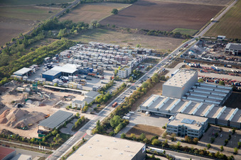 Worms, Industriegebiet Im Langgewan, Spedition Kube & Kubenz im Bundesland Rheinland-Pfalz, Deutschland von einer Drohne aus