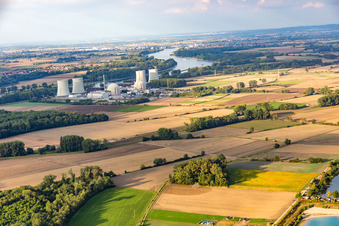 Luftaufnahme von Reaktorblöcke, Kühlturmbauwerke und Anlagen des AKW - KKW Atomkraftwerk - Kernkraftwerk in Biblis im Bundesland Hessen, Deutschland