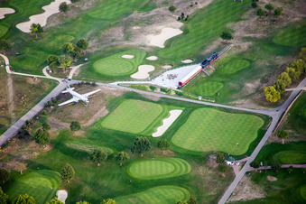 Gelände des Golfplatz Golfpark Biblis-Wattenheim mit ausgestelltem Flugplatz und altem Dampfzug im Ortsteil Wattenheim in Biblis im Ortsteil Nordheim im Bundesland Hessen, Deutschland