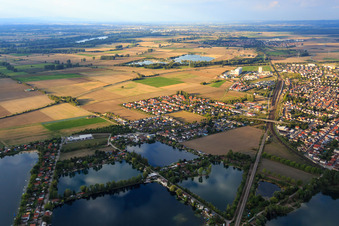 Freizeitzentrum an der Seenlandschaft mit Riedsee, See Wadowski und Charlysee in Biblis im Bundesland Hessen, Deutschland