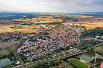 Schrägluftbild von Ortsansicht der Straßen und Häuser der Wohngebiete in Biblis im Bundesland Hessen, Deutschland