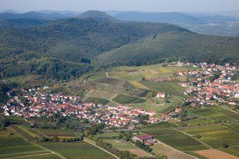 Schrägluftbild von Ortsteil Gleishorbach in Gleiszellen-Gleishorbach im Bundesland Rheinland-Pfalz, Deutschland