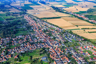 Hautpstraße von Osten im Ortsteil Schaidt in Wörth am Rhein im Bundesland Rheinland-Pfalz, Deutschland