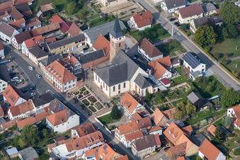 Kirchengebäude im Dorfkern im Ortsteil Schaidt in Wörth am Rhein im Bundesland Rheinland-Pfalz, Deutschland