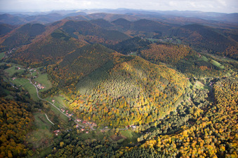 Herbstlich gefärbte Wald und Berglandschaft der Nordvogesen in Windstein in Alsace-Champagne-Ardenne-Lorraine im Bundesland Bas-Rhin, Frankreich