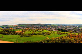Panorame hinter Streuobstwiesen aus Westen in Niederbronn-les-Bains im Bundesland Bas-Rhin, Frankreich