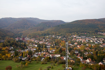 Drohnenbild von Niederbronn-les-Bains im Bundesland Bas-Rhin, Frankreich