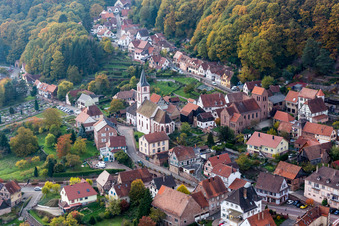 Kirchengebäude im Dorfkern in Oberbronn in Grand Est im Bundesland Bas-Rhin, Frankreich