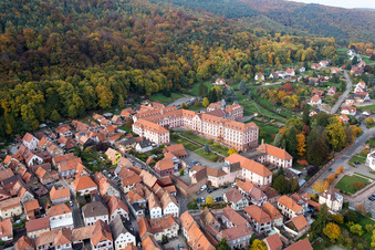 Luftbild von Gebäudekomplex des Klosters Oberbronn in Oberbronn in Grand Est im Bundesland Bas-Rhin, Frankreich