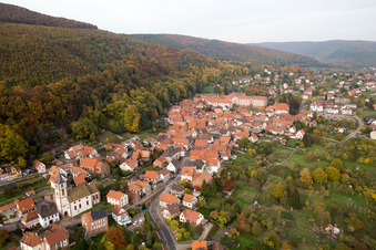 Kirchengebäude im Dorfkern in Oberbronn in Alsace-Champagne-Ardenne-Lorraine im Bundesland Bas-Rhin, Frankreich