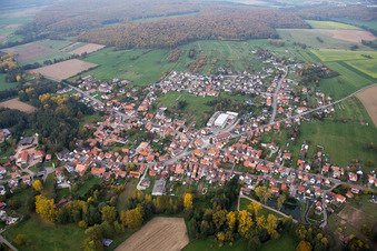 Dorf - Ansicht am Rande von landwirtschaftlichen Feldern und Nutzflächen in Gumbrechtshoffen in Grand Est im Bundesland Bas-Rhin, Frankreich
