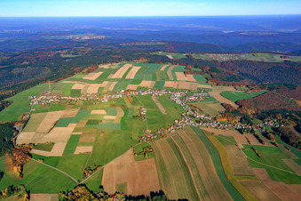 Luftbild von Dorf - Ansicht am Rande von landwirtschaftlichen Feldern und Nutzflächen in Würzberg in Michelstadt im Bundesland Hessen, Deutschland