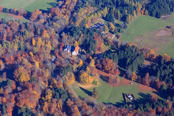 Schrägluftbild von Jagdschloss Eulbach und Forsthaus Eulbach am Englischer Garten Eulbach im Ortsteil Würzberg in Michelstadt im Bundesland Hessen, Deutschland