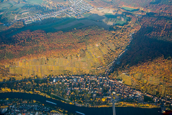 Herbstliche Weinbergslandschaft über Klingenberg am Main im Bundesland Bayern, Deutschland