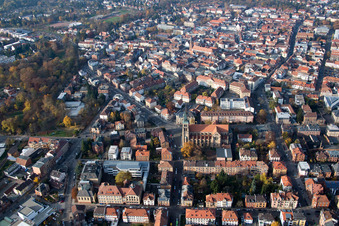 Bismarckstraße und Südring mit Kath. Kirche Mariä Himmelfahrt - Marienkirche in Landau in der Pfalz im Bundesland Rheinland-Pfalz, Deutschland