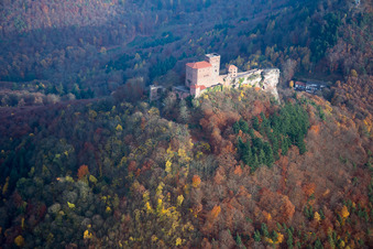 Burg Trifels in Annweiler am Trifels im Bundesland Rheinland-Pfalz, Deutschland von oben gesehen
