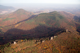 Burgruinen Anebos Jungturm und Scharfenberg in Leinsweiler im Bundesland Rheinland-Pfalz, Deutschland