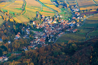 Winzerort aus Westen im Herbstlaub in Leinsweiler im Bundesland Rheinland-Pfalz, Deutschland