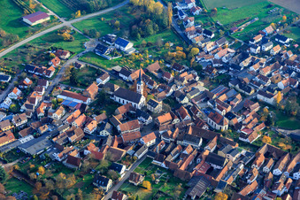 Luftbild von Laurentiuskirche und protestantische Kirche in Göcklingen im Bundesland Rheinland-Pfalz, Deutschland