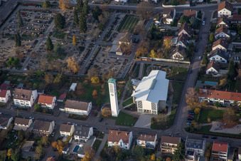 Kirchenturm und Turm- Dach am Kirchengebäude der katholischen  Gemeinde in Kandel im Bundesland Rheinland-Pfalz, Deutschland