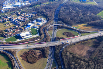 Ausfahrt Mitte der A5 mit J. König GmbH & Co., Profimarkt und Strippel Bedachungs GmbH im Ortsteil Durlach in Karlsruhe im Bundesland Baden-Württemberg, Deutschland