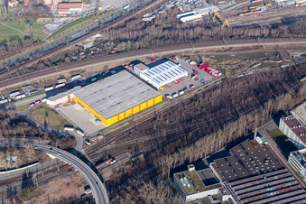 Lagerhallen und Speditionsgebäude der Emons Spedition GmbH und des DM Logistikzentrum am Güterbahnhof im Ortsteil Oststadt in Karlsruhe im Bundesland Baden-Württemberg, Deutschland