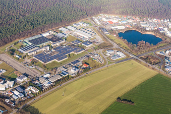 Industrie- und Gewerbegebiet mit IWK Verpackungstechnik GmbH in Stutensee im Ortsteil Blankenloch im Bundesland Baden-Württemberg, Deutschland