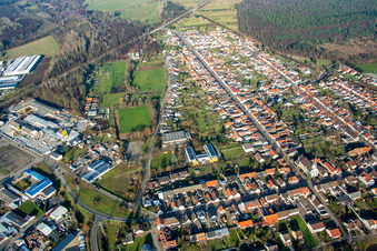 Ortsansicht der Straßen und Häuser der Wohngebiete im Ortsteil Huttenheim in Philippsburg im Bundesland Baden-Württemberg, Deutschland