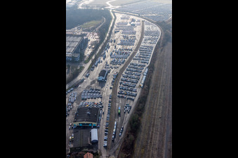 Endlose KFZ Reihen im Zolllager für Import von PKW von Walon France in Lauterbourg in Grand Est im Bundesland Bas-Rhin, Frankreich