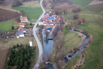 Historische Wassermühle Eduard Wensauer GmbH & Co. KG Rottaler Hammerwerk am Gehöft eines Bauernhofes am Rand des Altbach im Ortsteil Anzenkirchen in Triftern im Bundesland Bayern, Deutschland