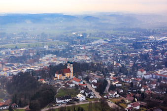 Luftaufnahme von Wallfahrtkirche Gartlberg in Pfarrkirchen im Bundesland Bayern, Deutschland