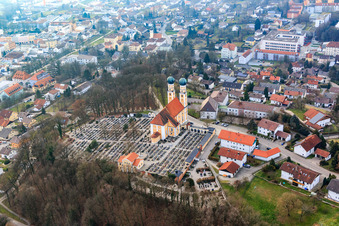 Wallfahrtkirche Gartlberg in Pfarrkirchen im Bundesland Bayern, Deutschland aus der Vogelperspektive