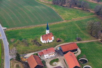 Luftaufnahme von Filialkirche Gambach im Ortsteil Schalldorf in Postmünster im Bundesland Bayern, Deutschland